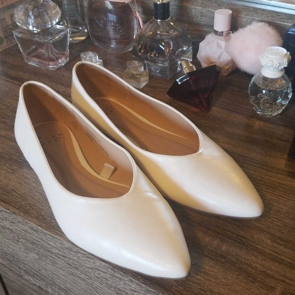 Pointed heel ballerina flat